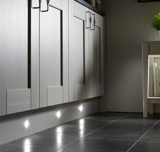 Halo Triotone Black - Plinth Light